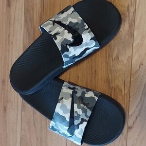 Nike kids 4Y black gray camo slides